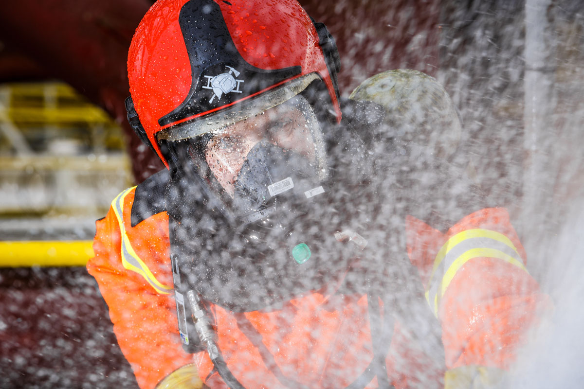 Fire fighting on a helideck