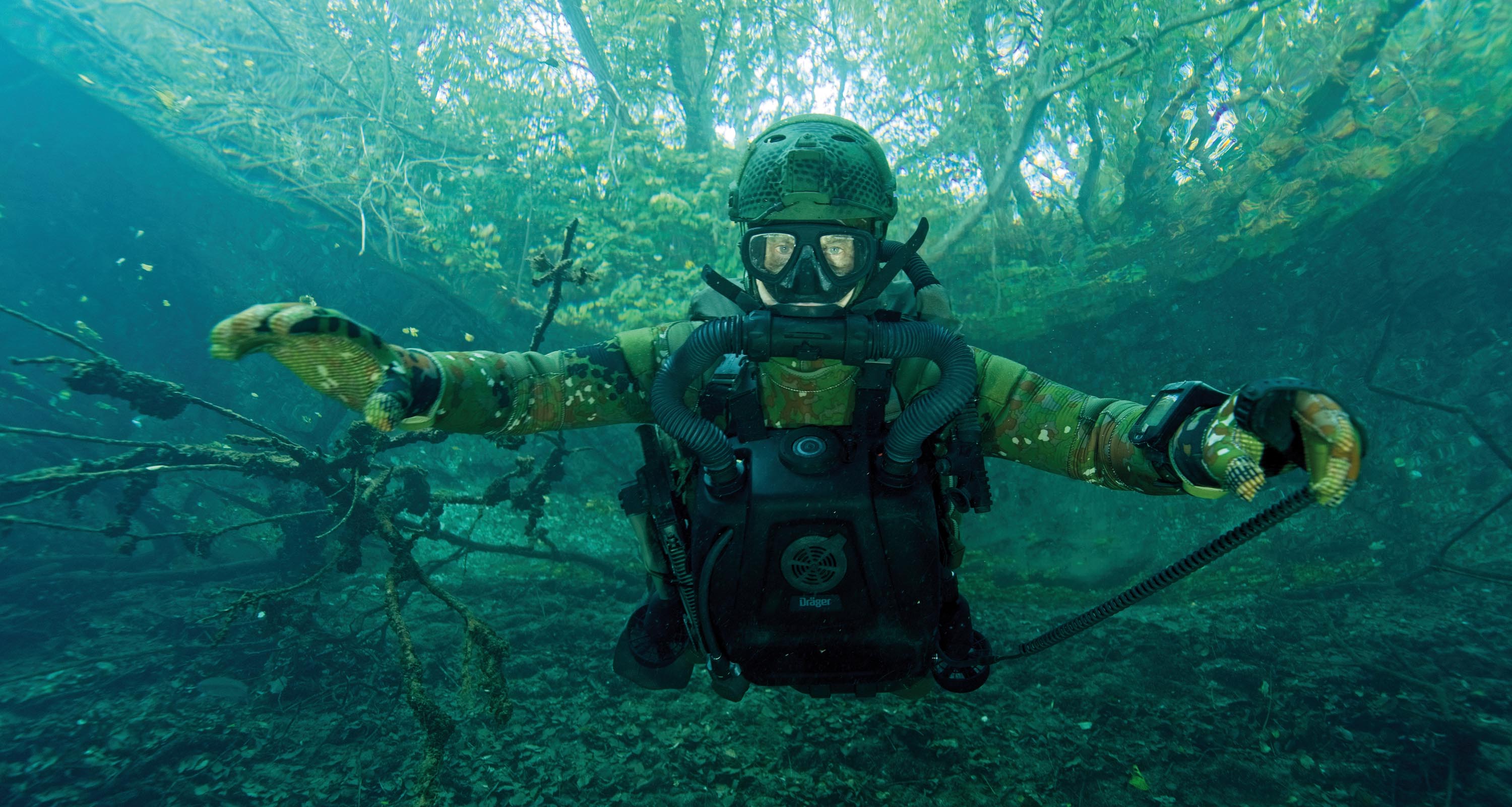 Military diver with LAR 8000