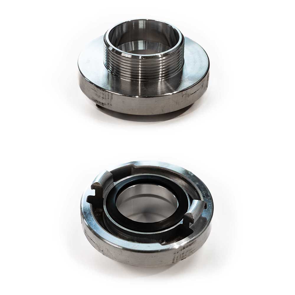 SG00767 Couplings and o-rings To couple a Storz connection, the two opposing couplings are pressed together such that the hooks of each one are inserted into the slots in the flange of the other. Then they are rotated in opposite directions until they are tight, or latched engages.