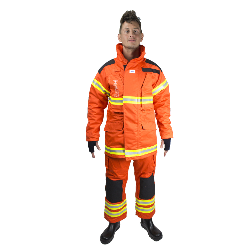 SG03700 Dräger Aramid brandweerpak Dräger presenteert haar kledinglijn die gedragen kan worden tegen brandbestrijding. De kleding is volgens de hoogste normen ontwikkeld en speciaal geschikt voor de brandweerman. Dit pak is het resultaat van een grondige studie van de belangrijkste technische kenmerken en bruikbaarheid. Het pak is verbeterd op acht belangrijke functies ten opzichte van andere brandweerpakken.