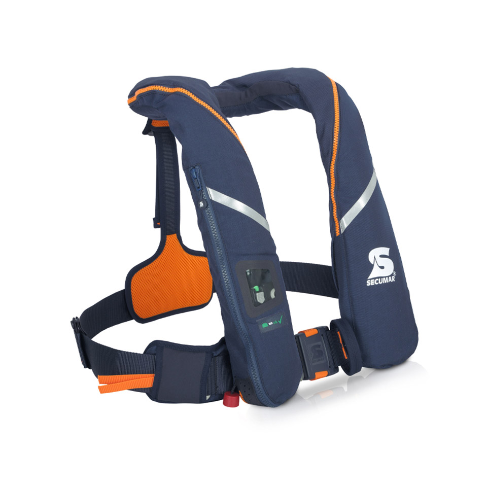 20110029 Secumar Survival 275 Duo Protect 275N reddingvest met harnas en geïntegreerde textiele D-ring. DIN EN ISO 12402-2. Ergonomisch gevormde schouderpartij voor een optimale bewegingsvrijheid. Mogelijkheid tot het integreren van een noodzender. Zeer slijtvast DUO-PROTECT drijflichaam (dubbellaags), spatwaterkap, kruisband.